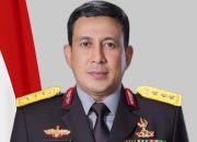 Kapolri Tunjuk Ahmad Dofiri sebagai Wakapolri Baru, Bagian dari Rotasi di Jajaran PolriJAKARTA,NEWSPAS.NET – Kapolri Jenderal Listyo Sigit Prabowo resmi menunjuk Komjen Pol. Ahmad Dofiri sebagai Wakil Kepala Kepolisian Republik Indonesia (Wakapolri) yang baru. Penunjukan ini merupakan bagian dari rotasi dan mutasi jabatan yang dilakukan dalam jajaran Polri pada bulan November 2024.  Kepala Divisi Humas Polri, Irjen Pol. Sandi Nugroho, menyatakan bahwa proses rotasi ini tertuang dalam surat telegram resmi dengan nomor ST/2517/XI/KEP/2024. Surat tersebut diterbitkan pada 11 November 2024 dan melibatkan sebanyak 55 personel di lingkungan Polri, yang mencakup perwira tinggi (Pati) dan perwira menengah (Pamen).  “Mutasi Pati dan Pamen Polri bulan November 2024 ini terdapat dalam satu ST mutasi, yakni pada tanggal 11 November 2024, dengan nomor ST/2517/XI/KEP/2024 yang melibatkan 55 personel,” ujar Irjen Pol. Sandi Nugroho dalam keterangannya kepada media, Rabu, 13 November 2024.  Rotasi dan mutasi ini dilakukan sebagai upaya penyegaran organisasi dan peningkatan efektivitas kinerja di tubuh Polri. Langkah ini juga diharapkan dapat memperkuat sinergi dan kemampuan Polri dalam menjaga keamanan dan ketertiban nasional. Irjen Sandi menambahkan, rotasi jabatan adalah bagian dari upaya Polri untuk meningkatkan kualitas pelayanan publik dan penegakan hukum di seluruh wilayah Indonesia.  Komjen Pol. Ahmad Dofiri dikenal sebagai perwira yang berpengalaman dan memiliki rekam jejak baik dalam berbagai bidang di kepolisian. Dengan jabatan baru sebagai Wakapolri, diharapkan ia dapat memperkuat kepemimpinan di internal Polri dan mendukung tercapainya Polri yang semakin profesional, modern, dan terpercaya.  Rotasi jabatan di tubuh Polri, terutama di level tinggi, menjadi langkah strategis yang dilakukan secara berkala untuk menyesuaikan kebutuhan organisasi dengan tantangan keamanan yang terus berkembang.(**)