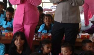 Sentuhan Kasih Polres Pasangkayu untuk Anak-Anak Suku Inde di Hari Bhayangkara ke-79