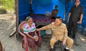 Wagub Sulbar Kunjungi Warga Kurang Mampu Tinggal di Gubuk Tak Layak Huni