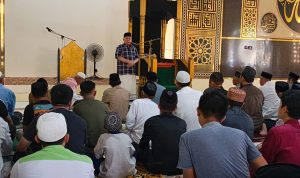 Usai Shalat Jumat, Wagub Sulbar Sentuh Hati Jamaah Lewat Pesan Kebaikan