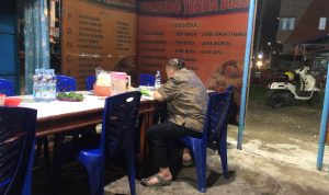 Wagub Sulbar Tunjukkan Kesederhanaan, Santap Malam di Warung Tenda Biru