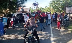 Bhabinkamtibmas Polsek Bambalamotu Kawal Meriahnya Acara Adat Mandar “Sayyang Pattuddu” di Desa Randomayang