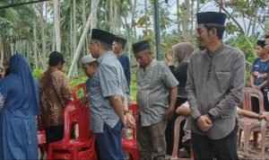 Agus Ambo Djiwa Melayat ke Rumah Duka Sebelum Kunjungan Silaturahmi di Desa Pakawa