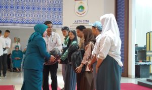 Semarak Puncak HKG PKK ke-53 Sulbar, Staf Ahli PKK Bagikan Alat Sekolah untuk Siswa