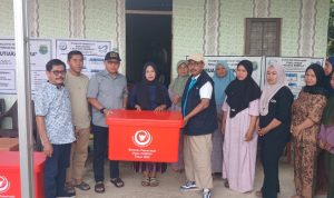Ir. Agus Ambo Djiwa Serahkan Bantuan Coolbox untuk Nelayan Desa Tikke, Dukung Kesejahteraan Masyarakat Sulawesi Barat