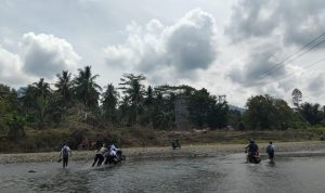 Bhabinkamtibmas Dampingi Anak-Anak Menyeberang Sungai Demi Sekolah, Potret Perjuangan Pendidikan di Desa Wulai