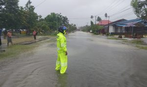Curah Hujan Tinggi, Polisi Pantau Banjir yang Genangi Jalan Anjungan Pasangkayu