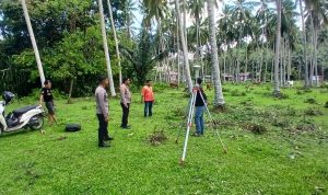 ‎Bhabinkamtibmas Kawal Pengukuran Lahan Sengketa oleh BPN Pasangkayu