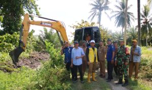 Anggota DPRD H. Saifuddin A. Baso Tinjau Pembersihan Drainase Tersumbat di Jalan Rusa