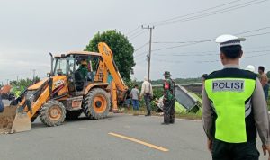 Mobil Tangki Bermuatan CPO Masuk Parit di Jalan Trans Sulawesi, Sopir Selamat