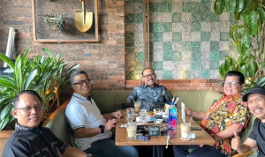 Pertemuan Lintas Generasi: Suhardi Duka dan Anwar Adnan Saleh Bahas Kesinambungan Pembangunan Sulbar  ‎