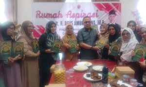 Jelang Ramadhan, Agus Ambo Djiwa Bagikan Al-Qur’an kepada Ibu Majelis Ta’lim di Pasangkayu