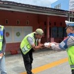 Tebar Kebahagiaan di Hari Jumat, Ditlantas Polda Sulbar Bagikan Makanan Gratis untuk Pejuang Jalanan