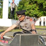 Mengenang Perjuangan Pendahulu, Kapolda Sulbar Pimpin Ziara Makam Pahlawan Pattidi dalam Rangka Hari Bhayangkara ke‑80