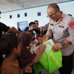 Di Pulau Terluar Mamuju, Kapolda Sulbar Datang Bagai Keluarga dan Bawa Kebahagiaan untuk Warga Pulau Ambo