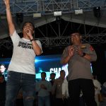 Panggung Gembira HUT Bhayangkara ke‑80 Polda Sulbar Banjir Pengunjung, Charly Van Houten Buat Suasana Stadion Manakarra Makin Meriah