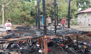 Musibah Kebakaran di Majene, Rumah Kepala Dusun Parabbaya Hangus Tanpa Sisa
