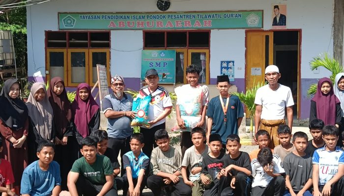 Agus Ambo Djiwa Serahkan Bantuan Sembako untuk Santri Ponpes Tilawatil Qur’an Abuhuraerah Pasangkayu