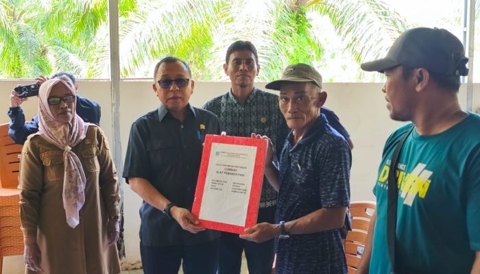 Agus Ambo Djiwa Serahkan Puluhan Alsintan untuk Petani Bambaira, Dorong Percepatan Swasembada Pangan