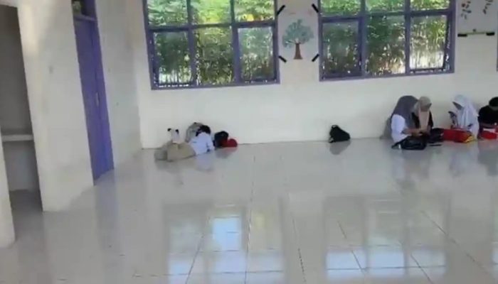 Miris! Siswa SMA Negeri 1 Bulu Taba Terpaksa Belajar Tanpa Meja dan Kursi