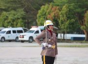 Perempuan Ukir Sejarah, Kasatlantas Polres Pasangkayu IPTU Karina Rara Ayu Pimpin Upacara Penurunan Bendera