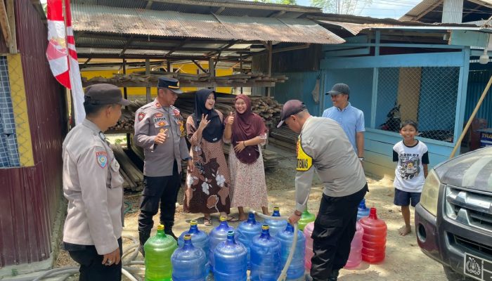 Polsek Sarudu Salurkan Air Bersih untuk Warga, Wujud Kepedulian Polri di Tengah Kekeringan