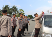 Kobarkan Semangat Kemerdekaan, Polres Pasangkayu Bagikan Sang Saka kepada Pengendara
