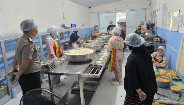 Polsek Bambalamotu Monitoring Program MBG di Desa Letawa, Pastikan Makanan Bergizi Tepat Sasaran