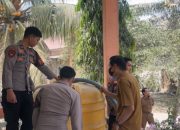 Kemarau Melanda, Polisi Turun Tangan Salurkan Air Bersih dan Siram Jalan di Martajaya