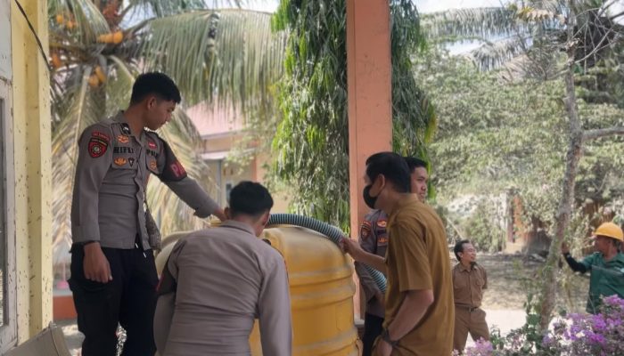 Kemarau Melanda, Polisi Turun Tangan Salurkan Air Bersih dan Siram Jalan di Martajaya
