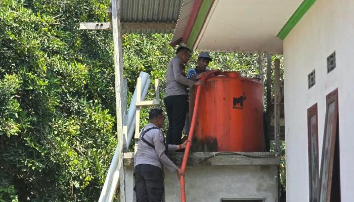 Kemarau Panjang, Polsek Pasangkayu Distribusikan Air Bersih ke Martajaya