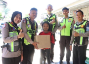 Sambut HUT Lantas Bhayangkara ke-71, Sat Lantas Polres Pasangkayu Salurkan Bansos kepada Warga