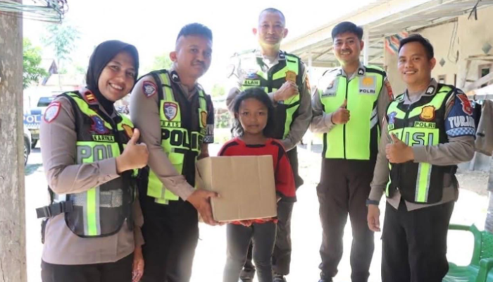 Sambut HUT Lantas Bhayangkara ke-71, Sat Lantas Polres Pasangkayu Salurkan Bansos kepada Warga