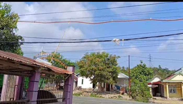 Kabel PLN Melorot di Depan Rumah Warga Desa Doda, Dikhawatirkan Picu Bahaya