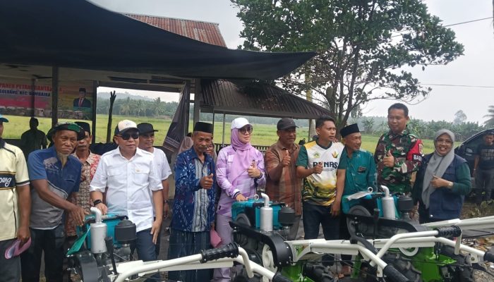 Tingkatkan Efisiensi Pertanian, Agus Ambo Djiwa Salurkan Traktor dan Pompa Air untuk Petani