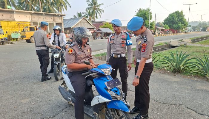 Sebelum Tertibkan Masyarakat, Propam Polres Pasangkayu Pastikan Personel Taat Aturan Lalu Lintas