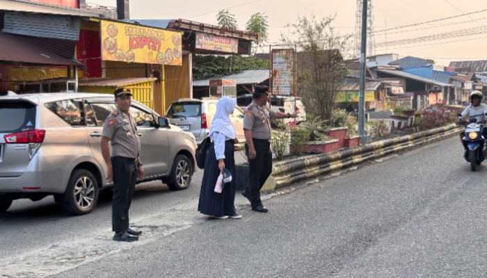 Pastikan Keselamatan Pelajar, Wakapolres Pasangkayu Turun ke Jalan pada Jam Sibuk