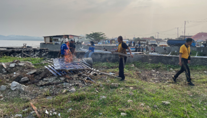 Dari Gotong Royong untuk Lingkungan, Polres Pasangkayu Tunjukkan Kepedulian terhadap Kebersihan Sungai